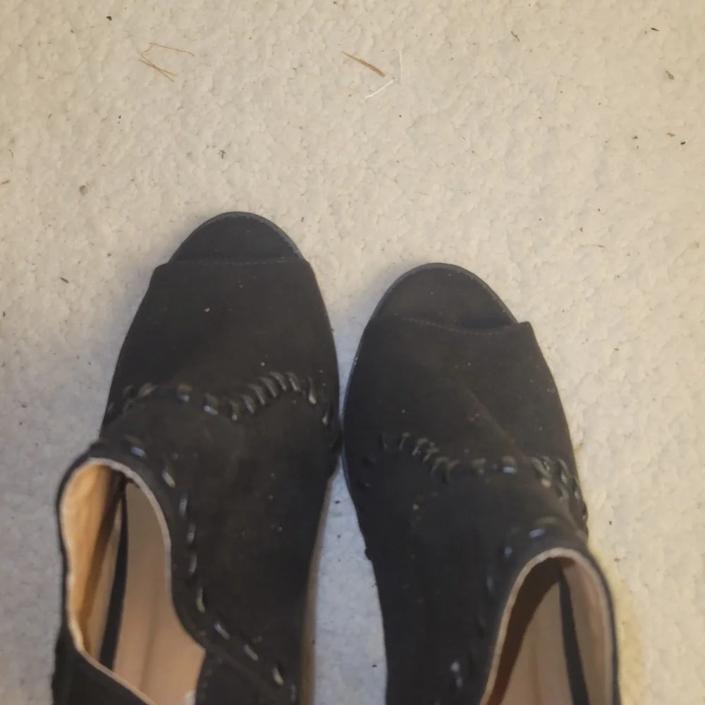 Qupid Women Fashion Vegan‎ Suede Cut Out Peep Toe Block Stacked Heel Size 7